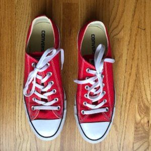 Men's Converse Low Tops in almost new condition!